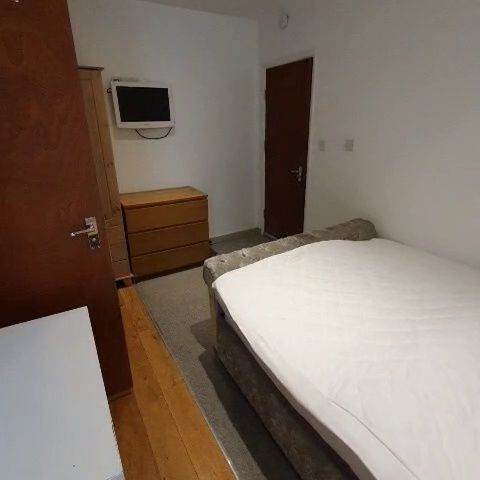 Spacious Room with Private Bathroom - Cranbook Road IG1 4PA - £1000 Bills included