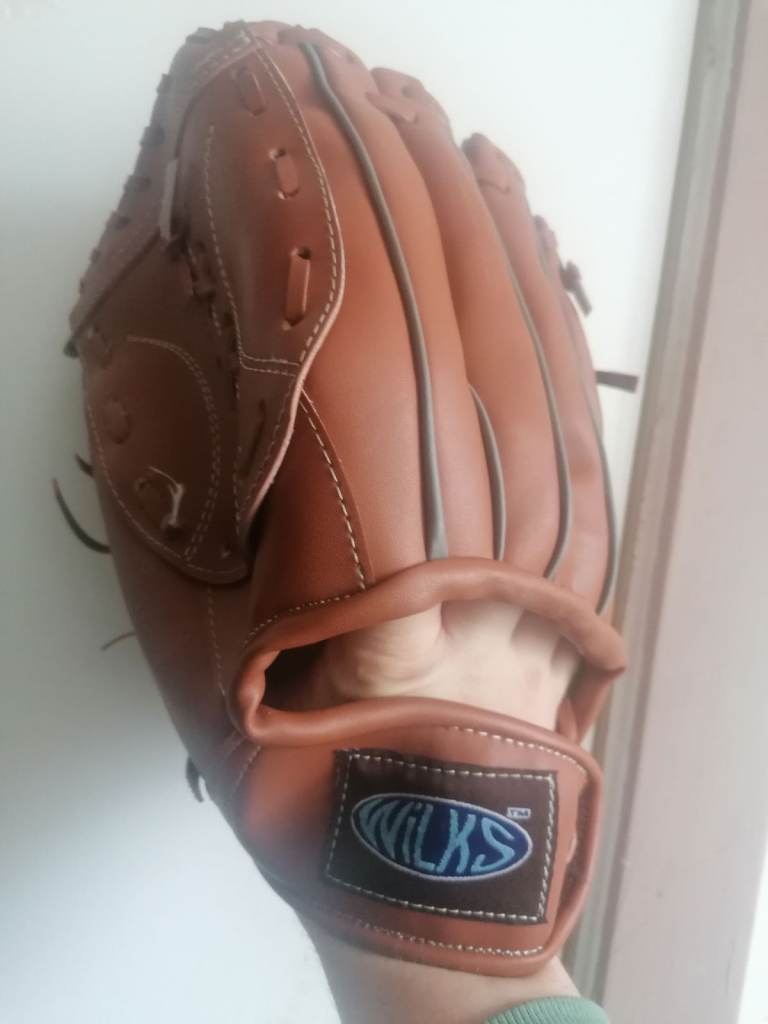 Wilks Handcrafted TM (12). L-arge. Wilks 12. PU Catching Glove Right Hand. On stitched. 