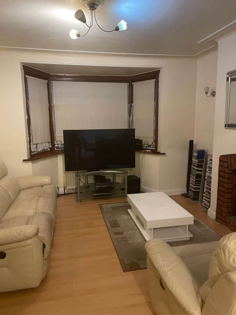 Large Double Bed room for rent in Romford