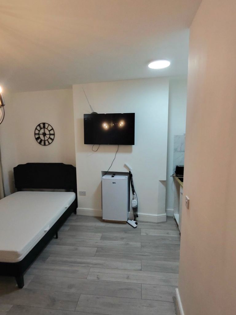 Ealing All Bills Included Available Now – Spacious Self-Contained Studio Apartment