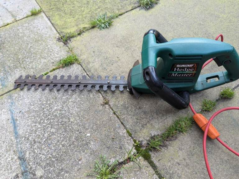 QUALCAST 430 PLUS 330W ELECTRIC HEDGE CUTTER HEDGE TRIMMER IN FULL WORKING ORDER + CAN BE SEEN WORK