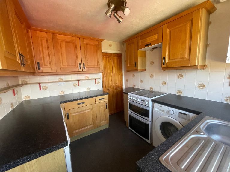 Full Kitchen Units with Worktops – Good Condition