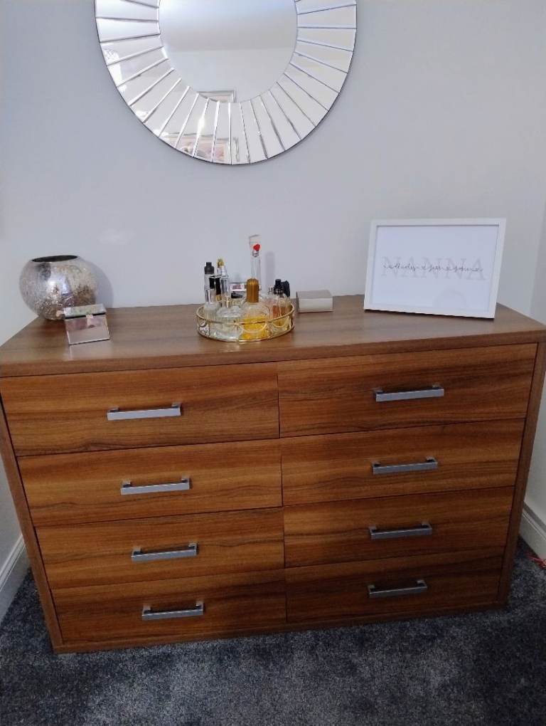 Oak chunky chest of drawers