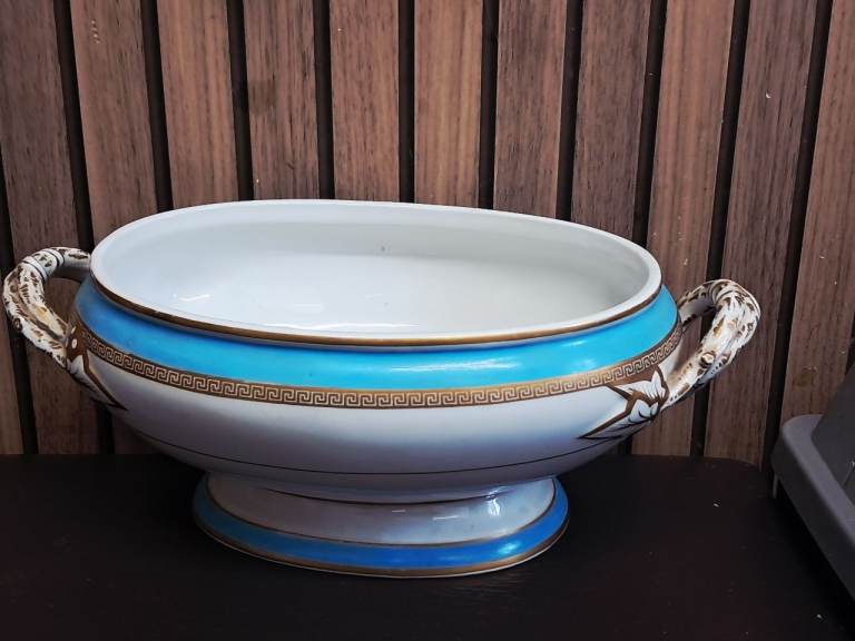  Vintage A large planter/tureen early 19th.Century.This would look lovely on any table.