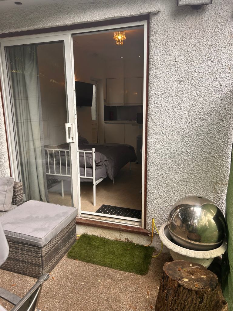 Self contained garden flat studio apartment Epsom / Ewell, Bills included, Weekly stays available 