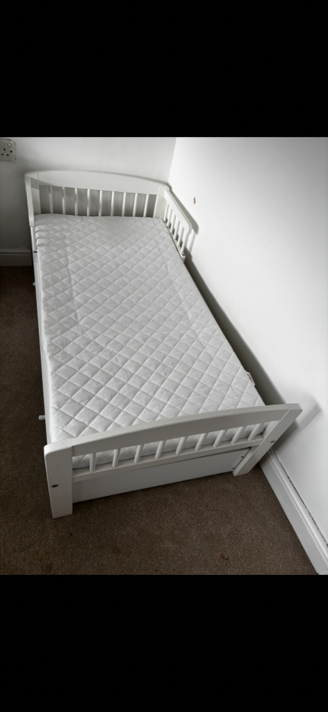 Small child bed