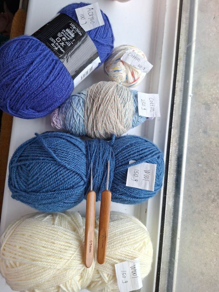 Wool ball and cotton ball, with 2 crochet hooks included