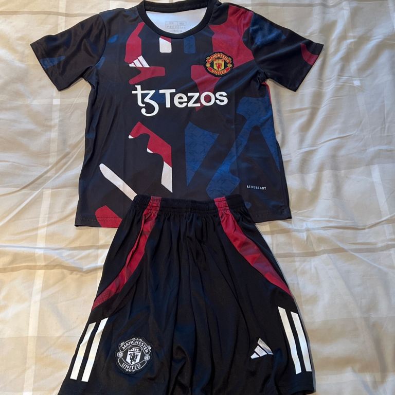 Manchester United training kit ages 6-8 years 