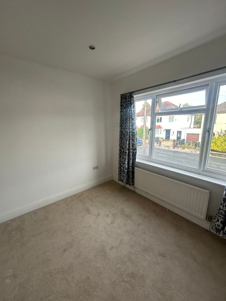 Spacious 4-Bed House | 2 Baths | Double Driveway | CR7 | £3,500 PCM