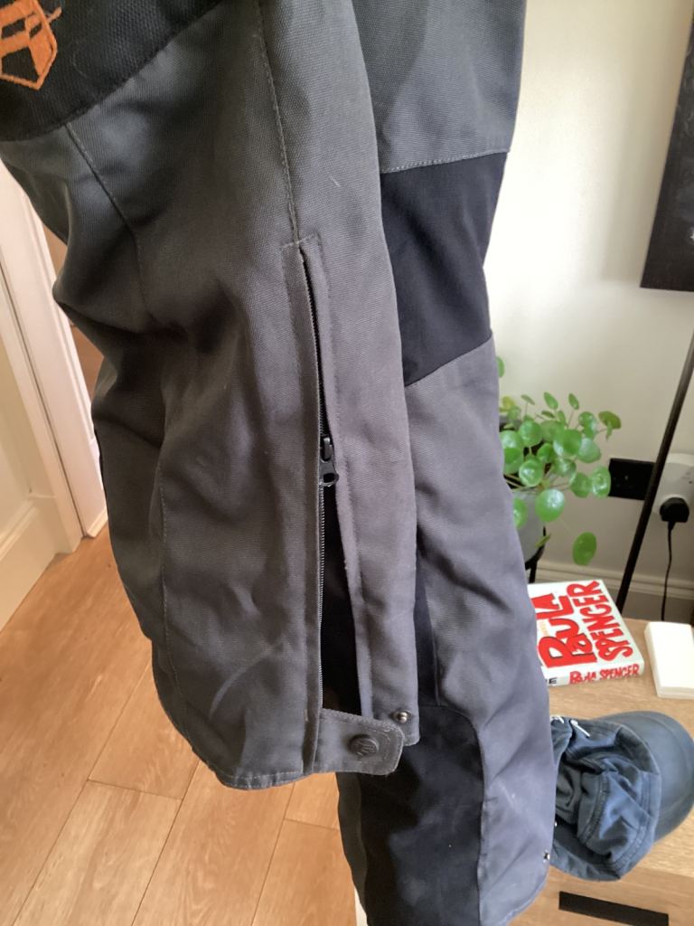 Textile Akito