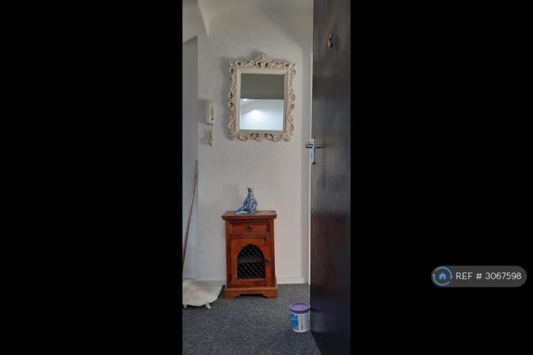 2 bedroom flat in Harehills Avenue, Leeds, LS7 (2 bed) (#3067598)