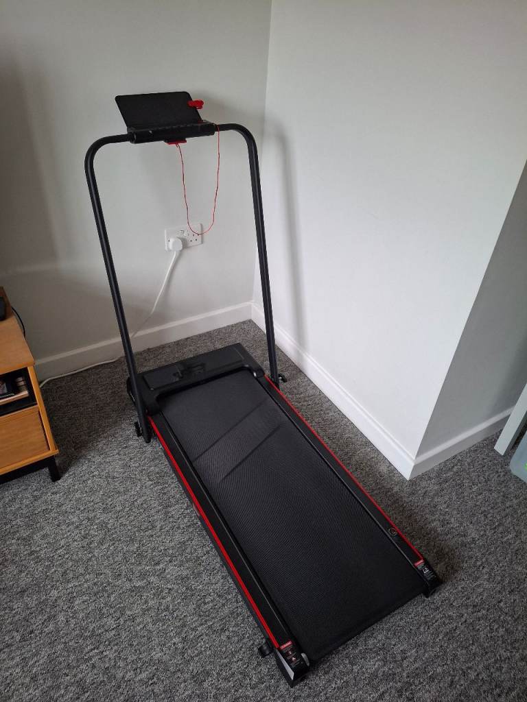 Treadmill with 9% incline, up to 12 km/h (bought for £259.99)