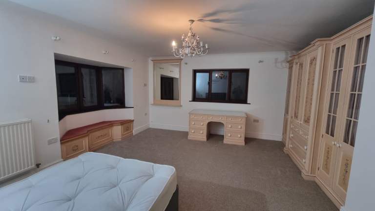 Very large double en-suite 