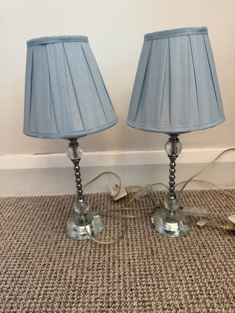 Set of 2 light blue crystal lamps