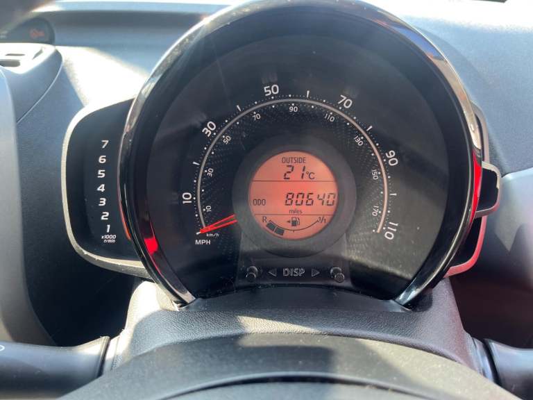 TOYOTA AYGO 1.0 VVT-i x-trend in Super Red 2021