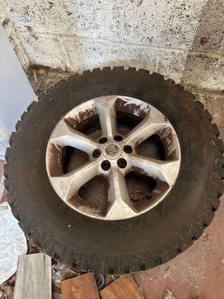 Nissan navara d40 alloy wheel and tyre