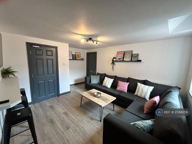 6 bedroom flat in Doncaster Road, Newcastle Upon Tyne, NE2 (6 bed) (#2749058)