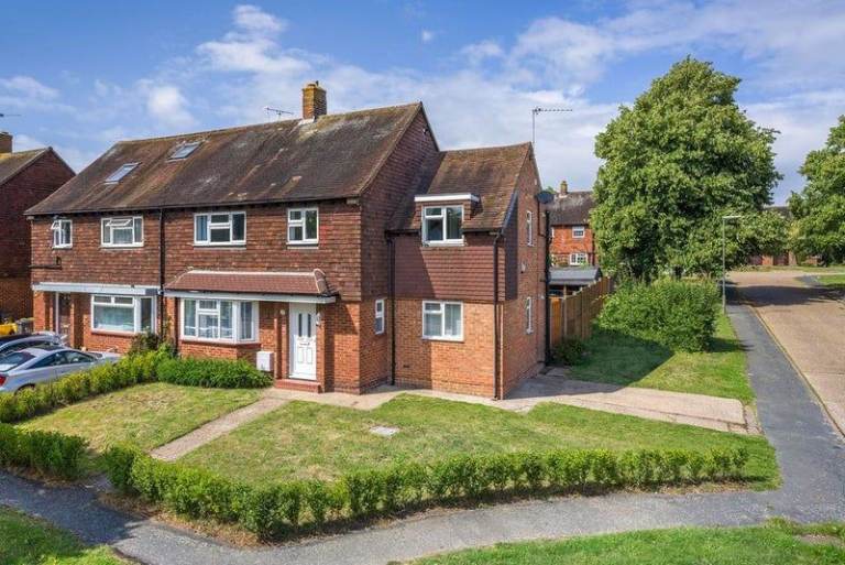 LARGE GROUND FLOOR ROOM IN BEAUTIFUL GUILDFORD HOUSE SHARE