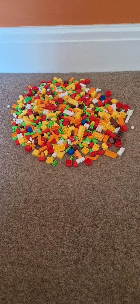 LARGE BUNDLE OF MINI BUILDING BRICKS. ALL IN EXCELLENT CONDITION.