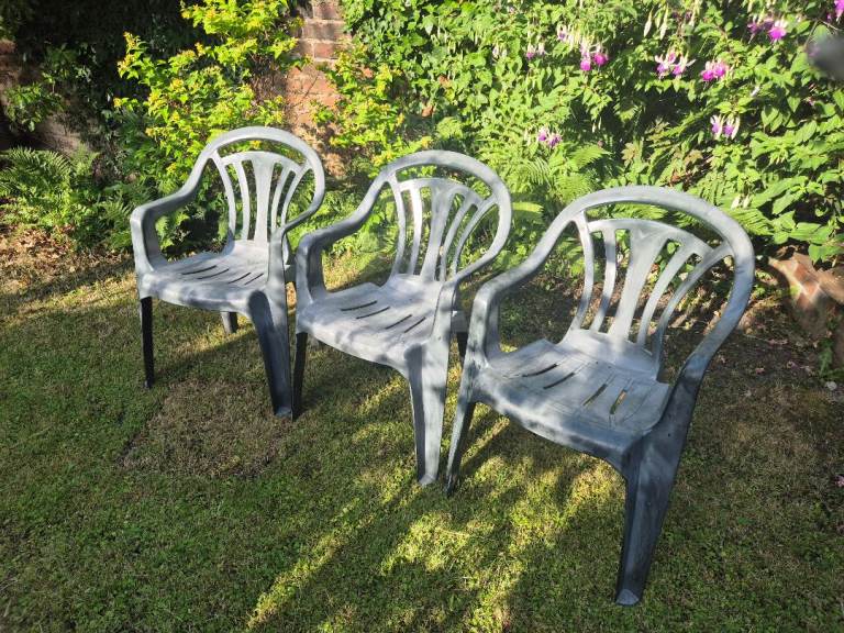 Plastic garden chairs x3