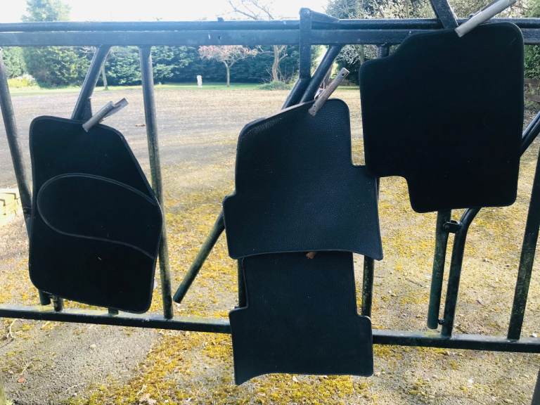 CAR MATS 2 X BLACK RUBBER 2X CARPET