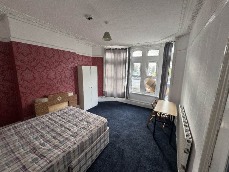 Large sunny room in Fishponds Bristol