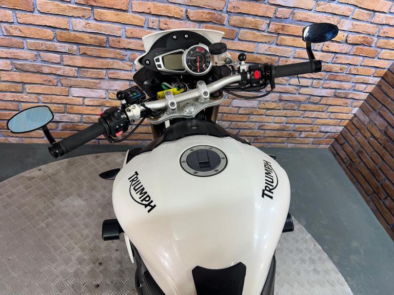 Triumph Speed Triple 1050 - EXCELLENT CONDITION - NATIONWIDE DELIVERY 