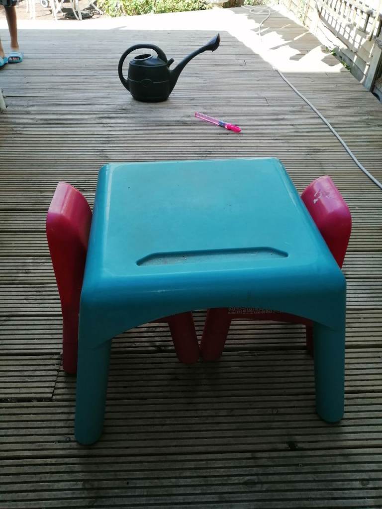 Kids picnic table and chairs