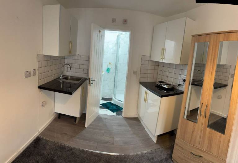 Studio ensuite close to Train station