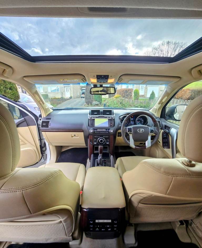 Toyota landcruiser invincible white auto fsh Sunroof Beige interior 