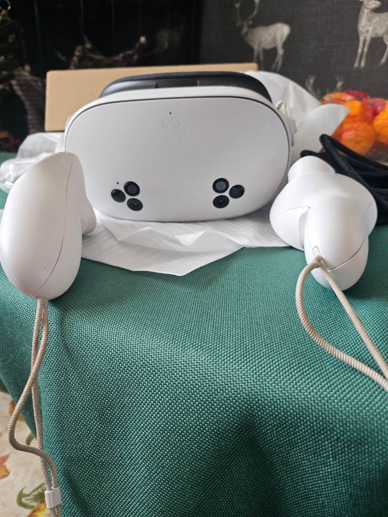 VR Headset with Controllers and Accessories – White, Good Condition