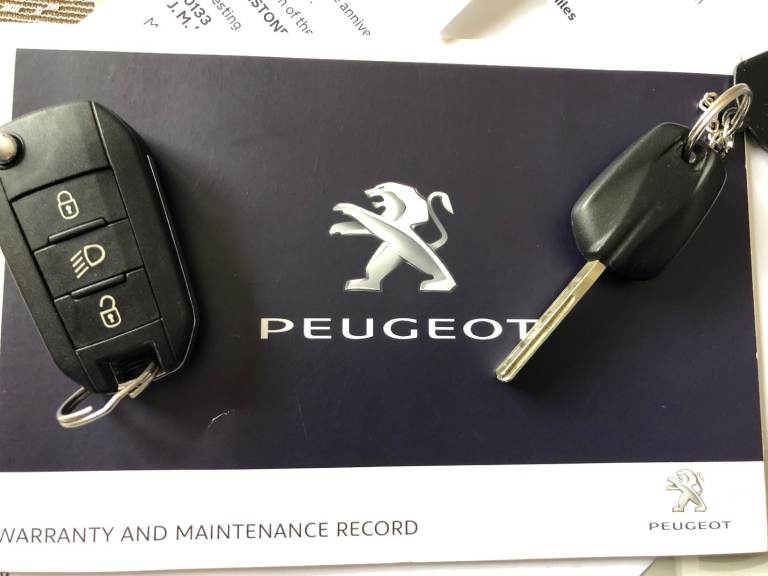Peugeot, 2008 Hatchback model Lady Driver Long MOT TILL OCT 2027