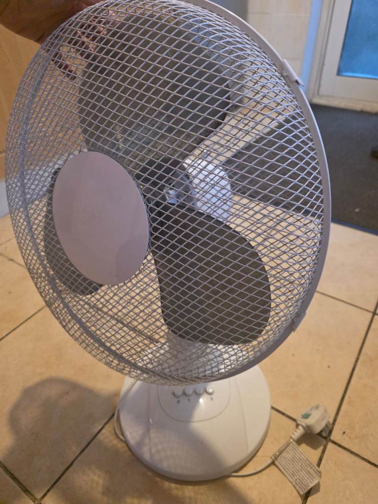 White desk Fan – 3 Speed