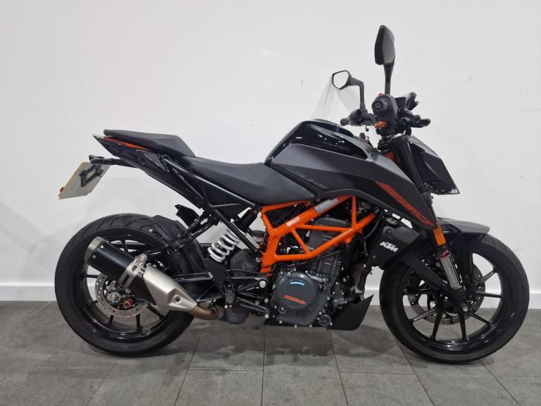2023 KTM 390 Duke, Immaculate 1,094 Miles, Tail Tidy, PowerParts Handlebar Clamp