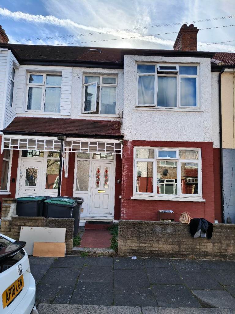 Spacious Double Room with Private Bathroom & Garden – Suitable for Up to 3 Adults