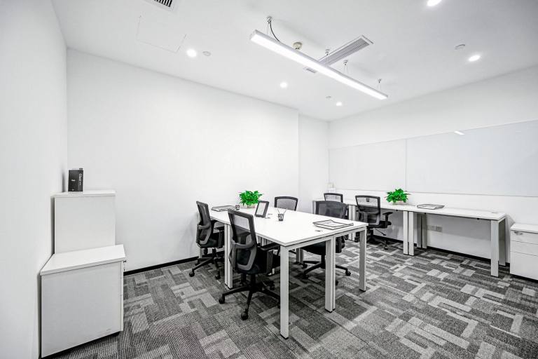 Coleshill - B46 1DL \ Spacious Office for Up to 15 Workstations