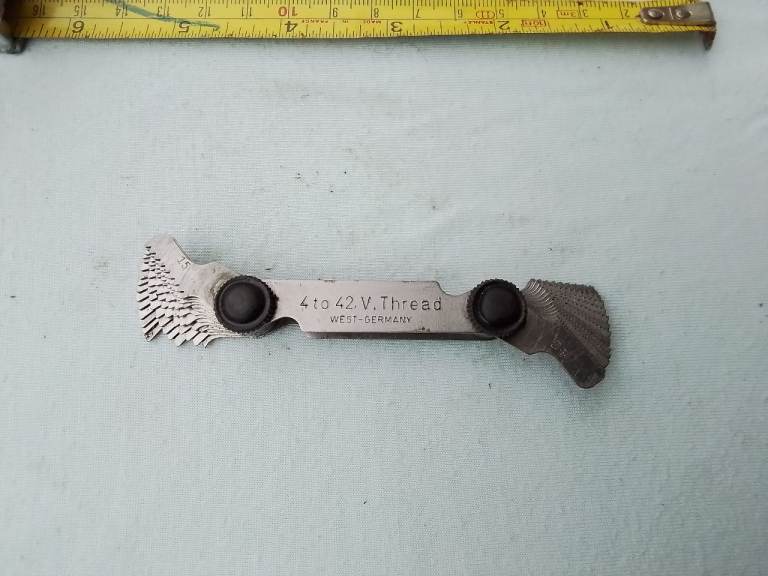 Thread gauges for use on a lathe