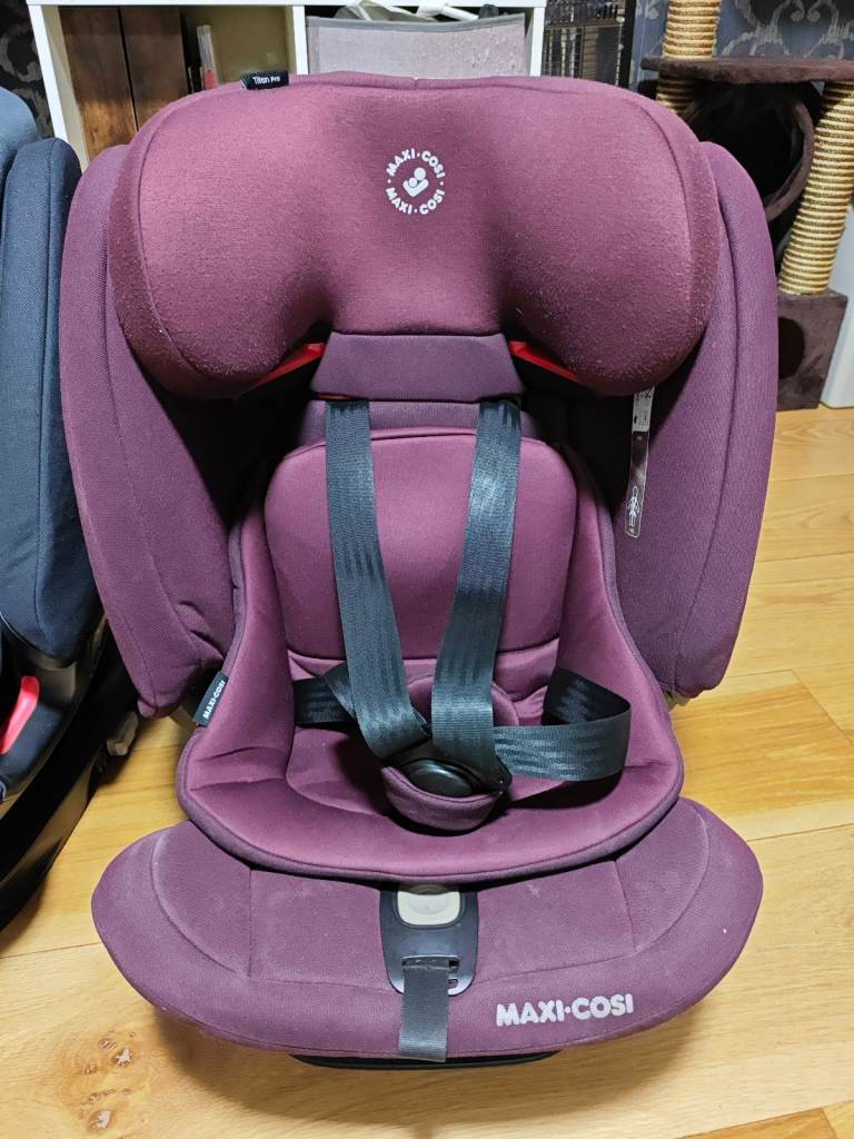 Maxi Cosi titan red car seat excellent condition hardly used 