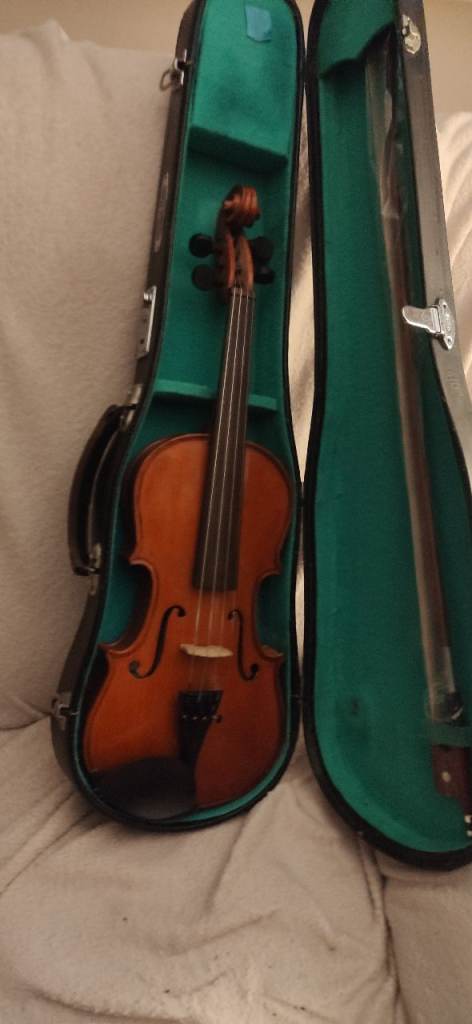 Antoni 1/2 size violin for ages 6 to 9 year olds with a case and new bow.