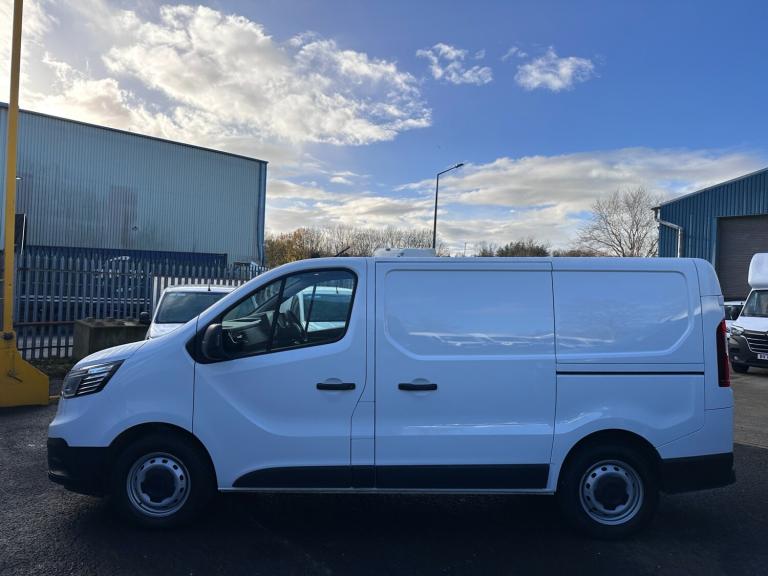 2023 73 RENAULT TRUCKS UK TRAFIC dCi 150 3T LWB L2 H1 Van Red Edition