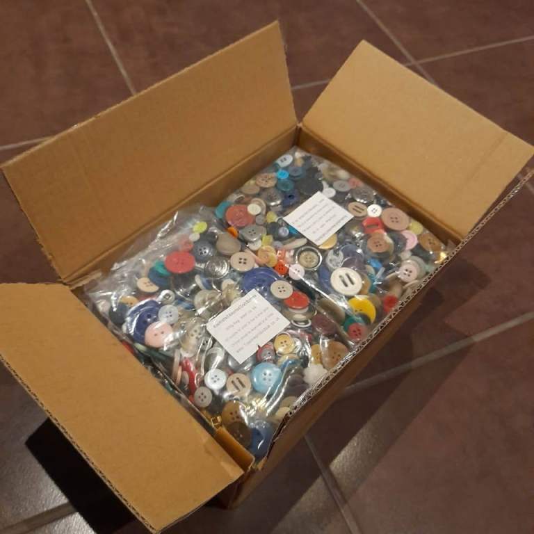 NEW Box Mixed Craft Buttons [3kg]
