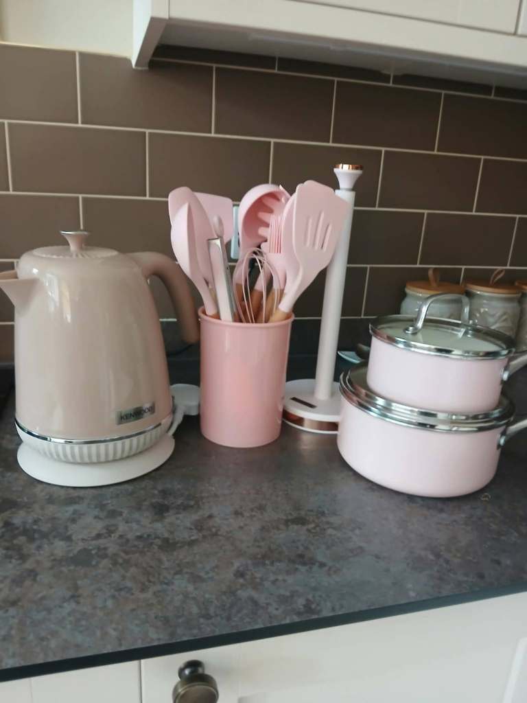 Kettle and untensells and pans