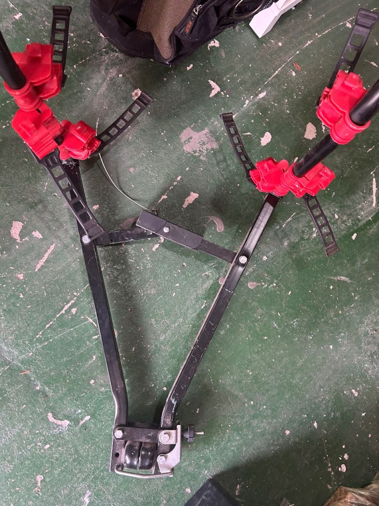 Universal car tow-bar mounted 3 bike