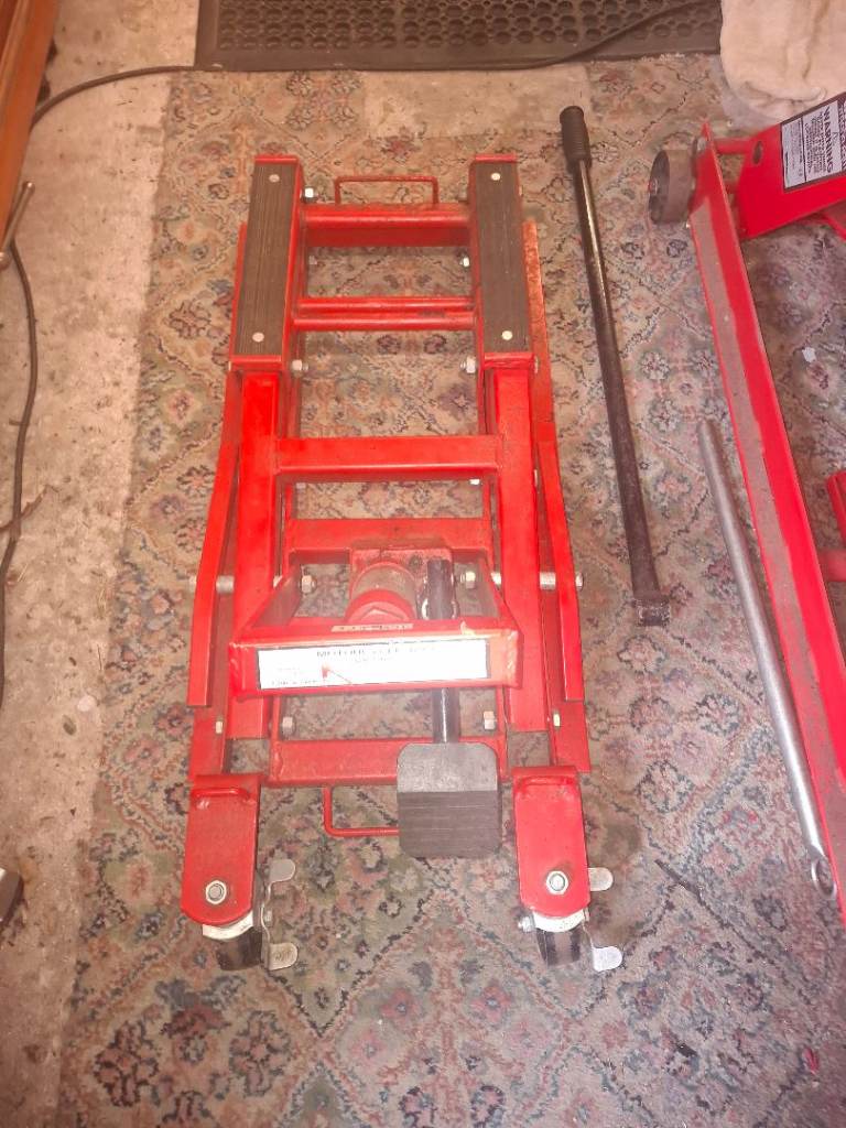 Hydraulic scissor lift. 