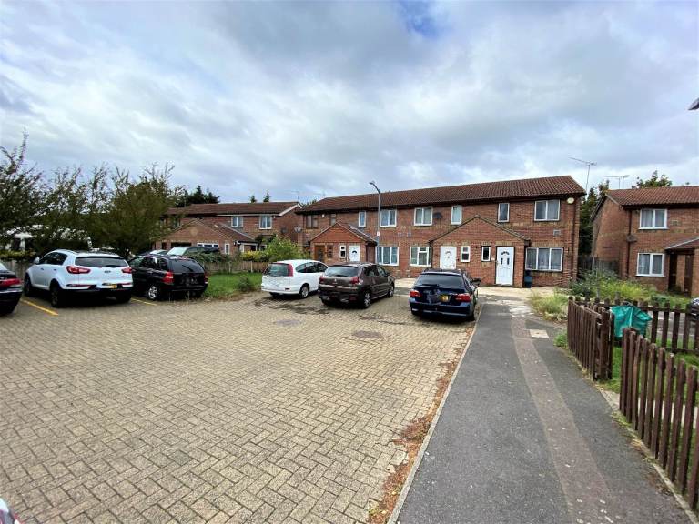 Immaculate condition spacious 3 bedrooms terrace house with 2 Toilets in Chadwell Heath