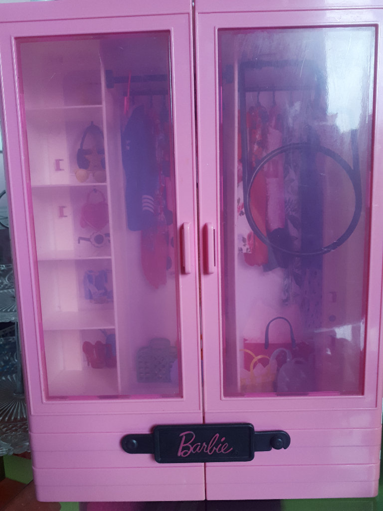 Very good condition Barbie wardrobe