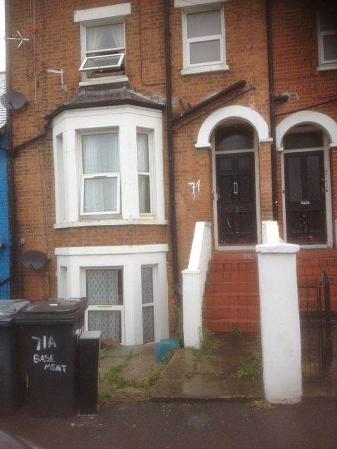 1 large double bed sit in South Street, basement with rear garden, private kitchen and shower/wc 