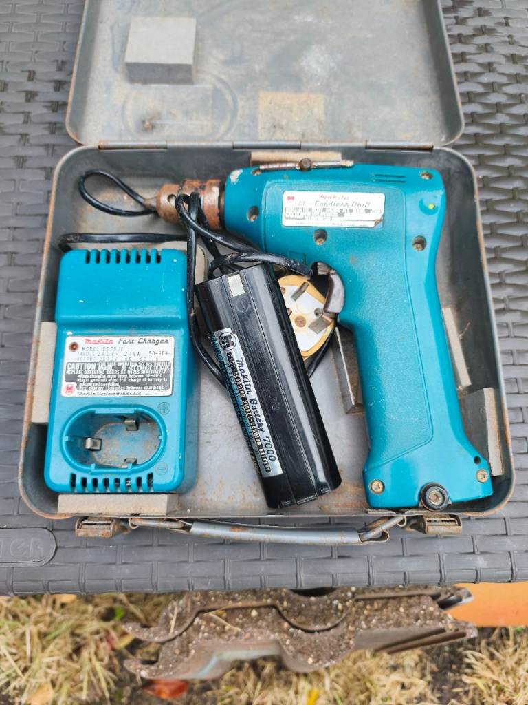 Makita cordless drill DC7000