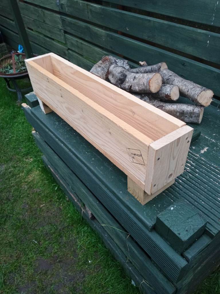 Planter trough pine