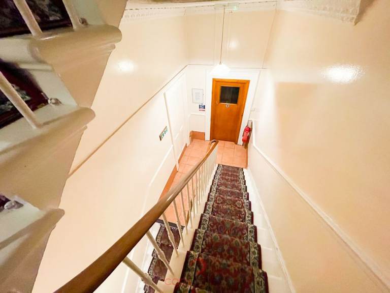  Studio flat in this period conversion property in Sussex Gardens, Paddington, London W2.-Ref: 1455